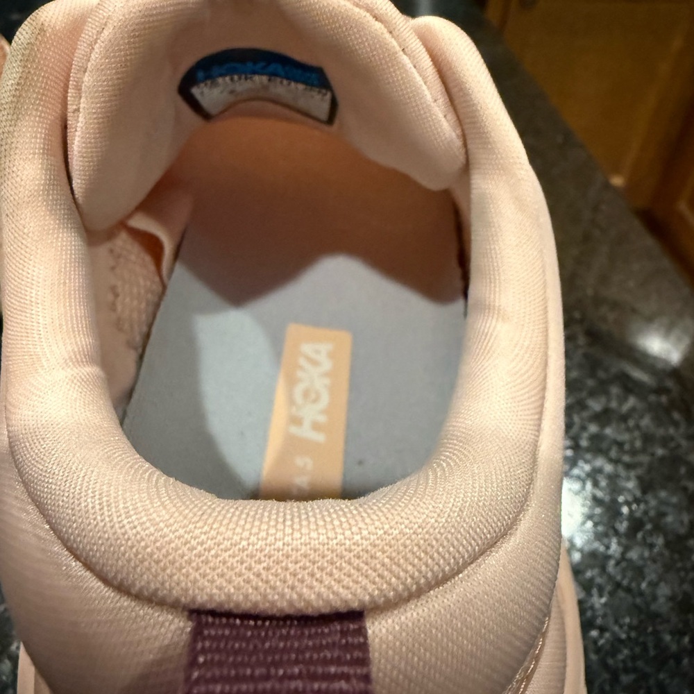 Hoka Women's Gaviota 5 size 7.5 with low mileage - Picture 6 of 10
